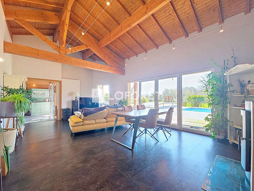 Maison à DOMPIERRE-SUR-VEYLE