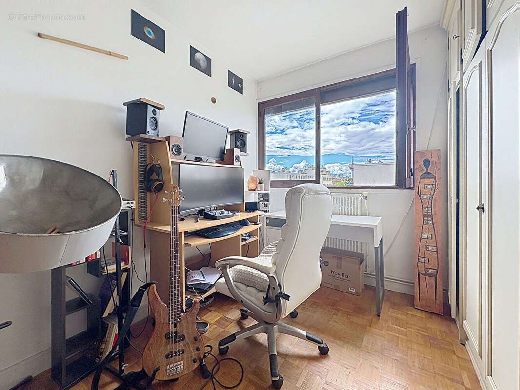 Appartement 4 pièce(s) 73 m2 avec deux balcons au pied du métro L.11 Carnot - photo 14