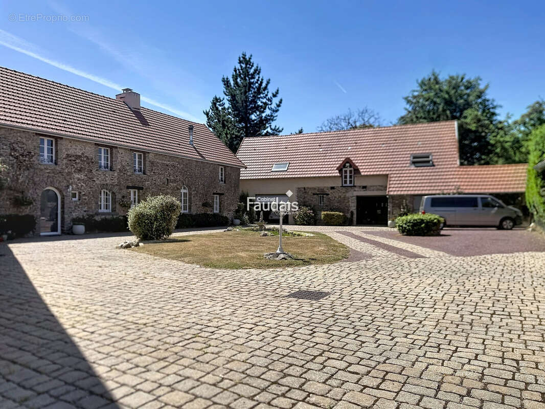Maison 235 m² à Saint-Georges-Montcocq  - photo 3