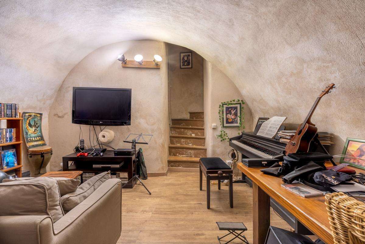 Rare à Cuges-les Pins-Maison de village de caractère de 115 M2 avec terrasse de plus de 21M2 - photo 12