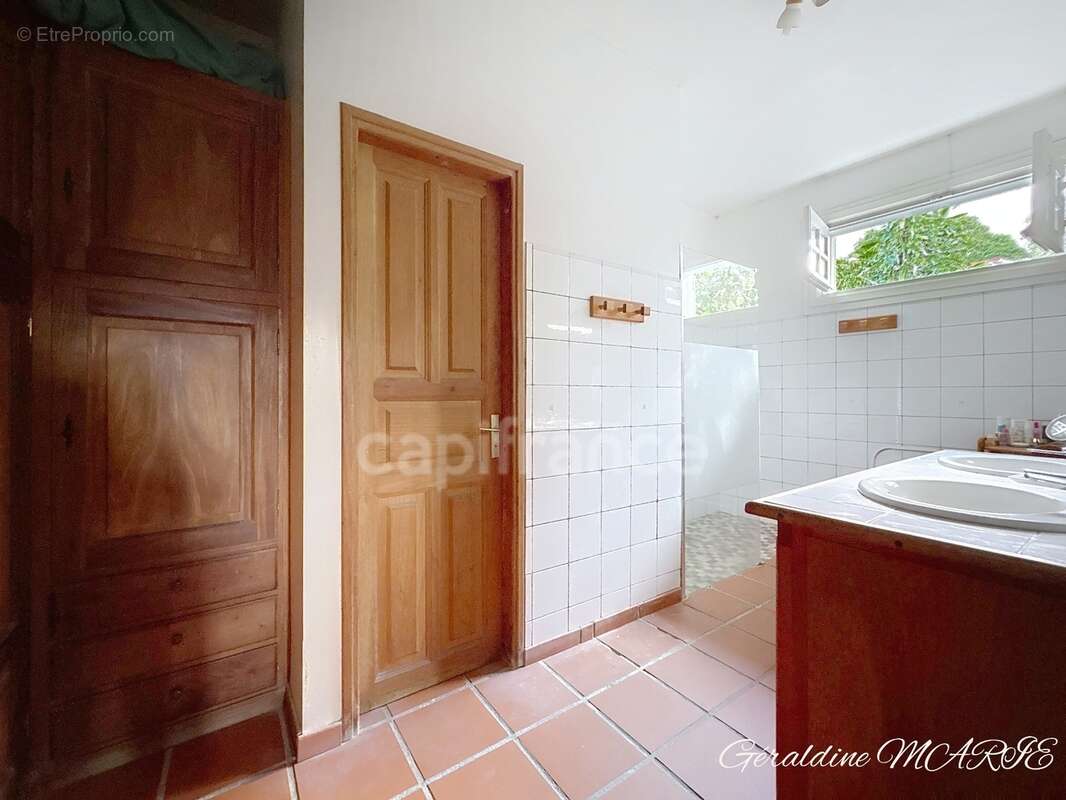 Villa 242 m² avec piscine, T2 loué et terrain de 4 000 m² - photo 6