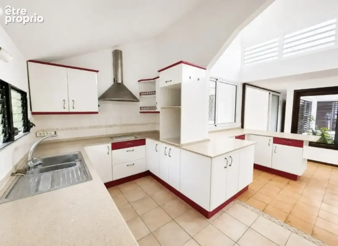 A vendre - Fort de France – Quartier Didier - Maison d'architecte – 7 Pièces – 4 Chambres + Petit T2 Indépendant - photo 13