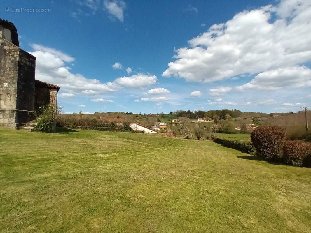 Maison 170 m² à Chasseneuil-Sur-Bonnieure  - photo 3