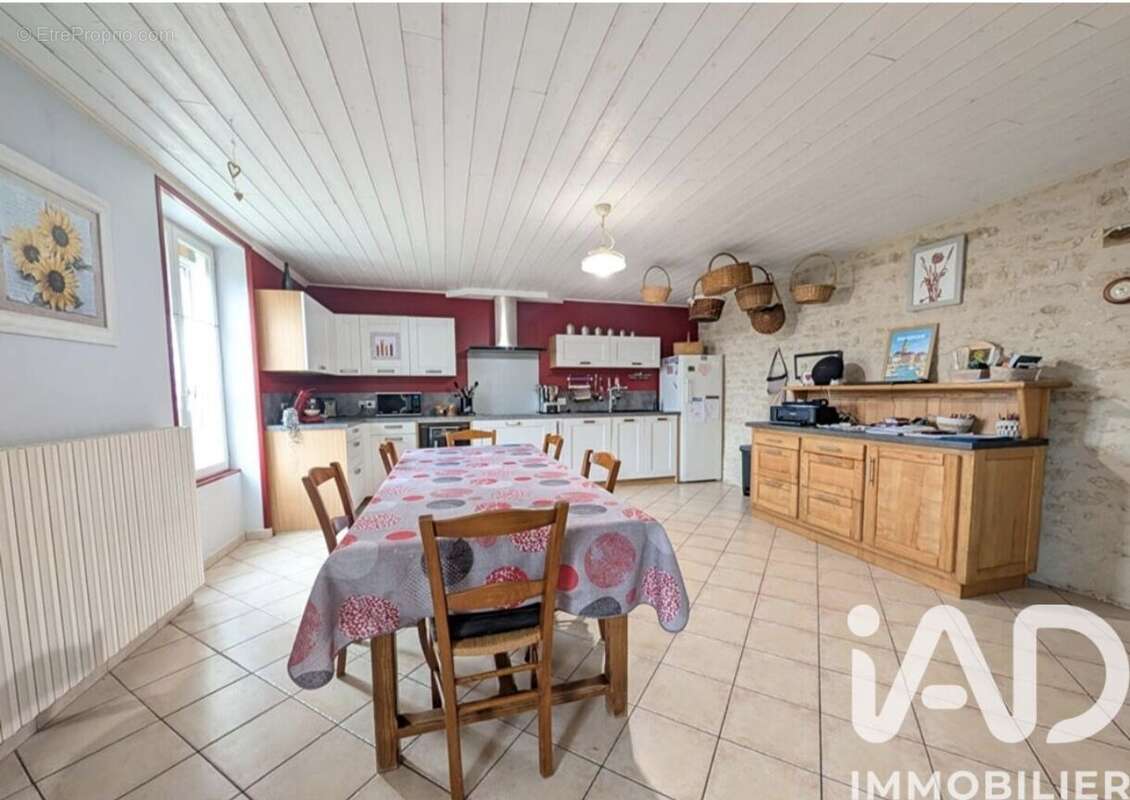 Maison 243 m² à Bougon  - photo 3