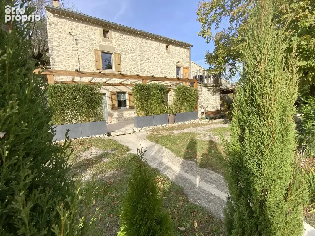 Maison en pierre rénovée avec jardin arboré. - photo 2