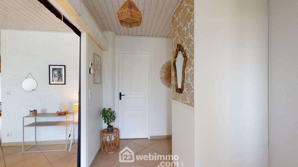 Une belle entrée séparant le salon/.séjour et l'espace nuit. Avec son WC séparé et ses portes vitrées pour plus d'intimité. - Maison à SAINT-VINCENT-SUR-JARD