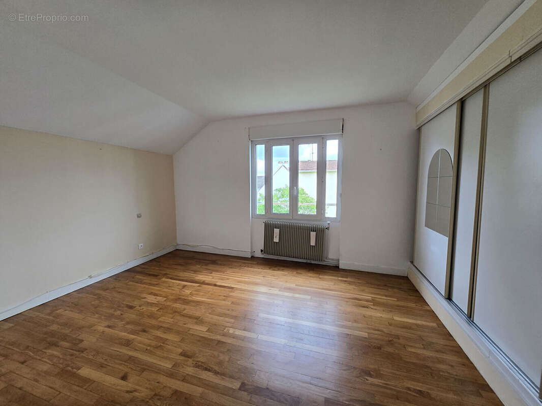 Maison à SAINTE-GENEVIEVE-DES-BOIS