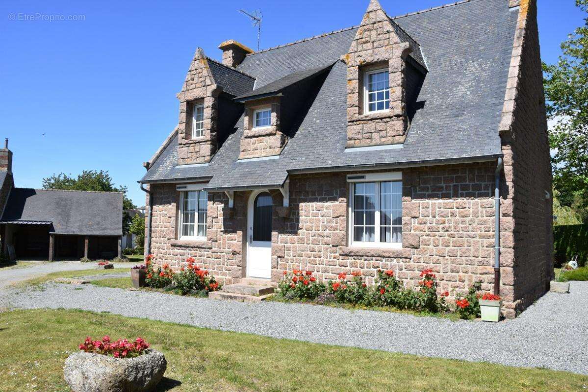 Maison à LA ROCHE-DERRIEN