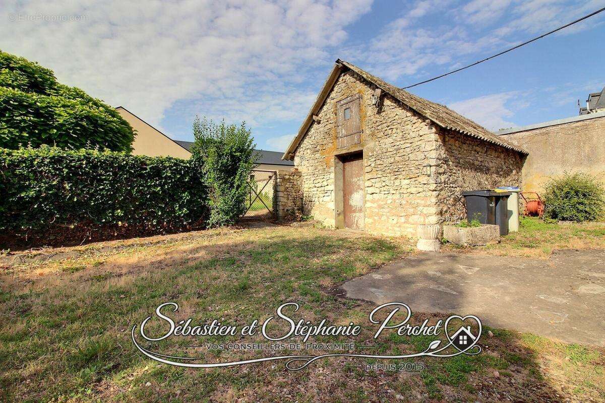 EXCLUSIVITÉ - Maison à rénover 3 chambres avec dépendances sur terrain d'environ 1042 m2 - photo 3