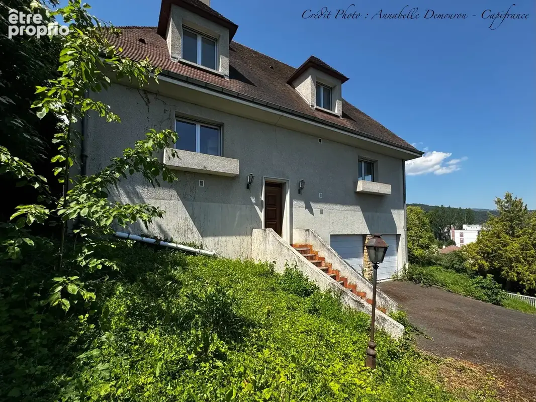 ROYAT - Grande maison familiale à rénover avec vue panoramique, terrain rare, piscine - photo 3