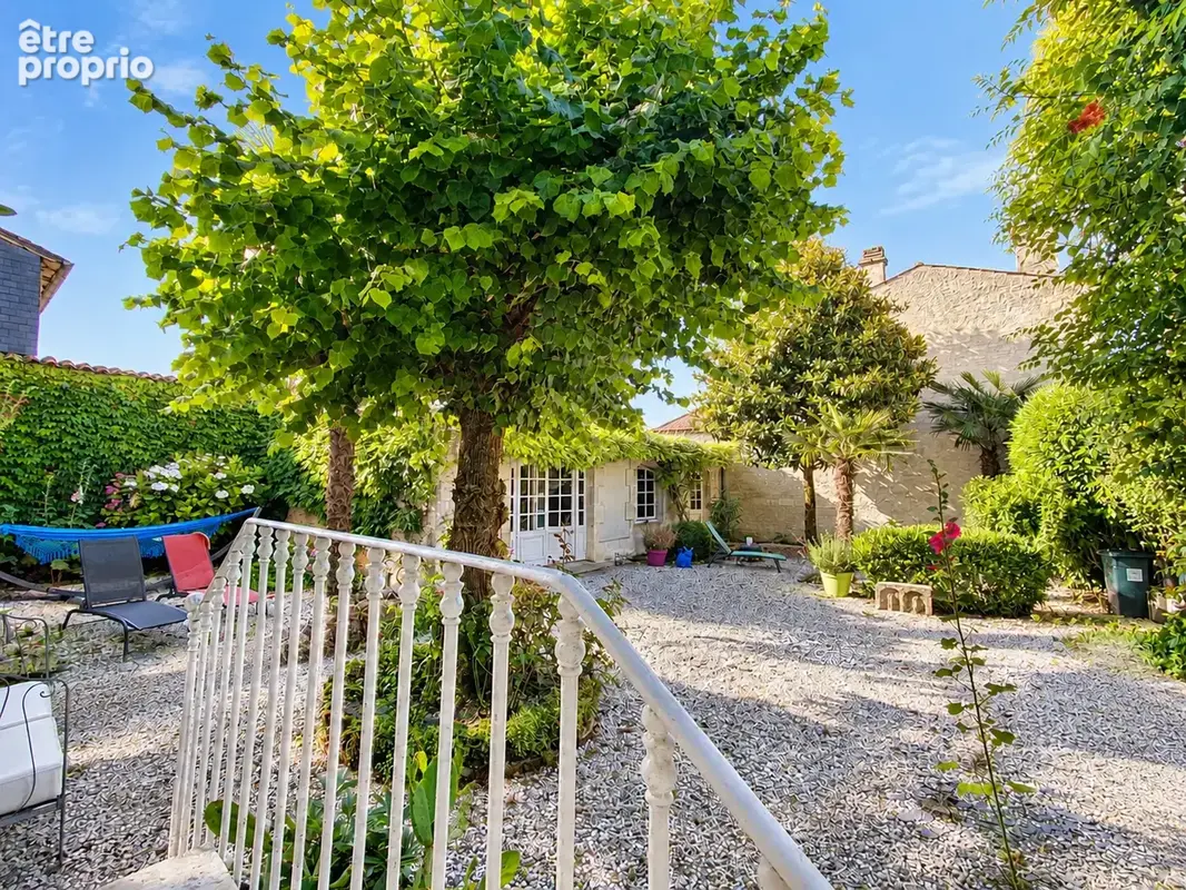 Cognac   demeure de caractère avec dépendance et jardin clos - photo 16