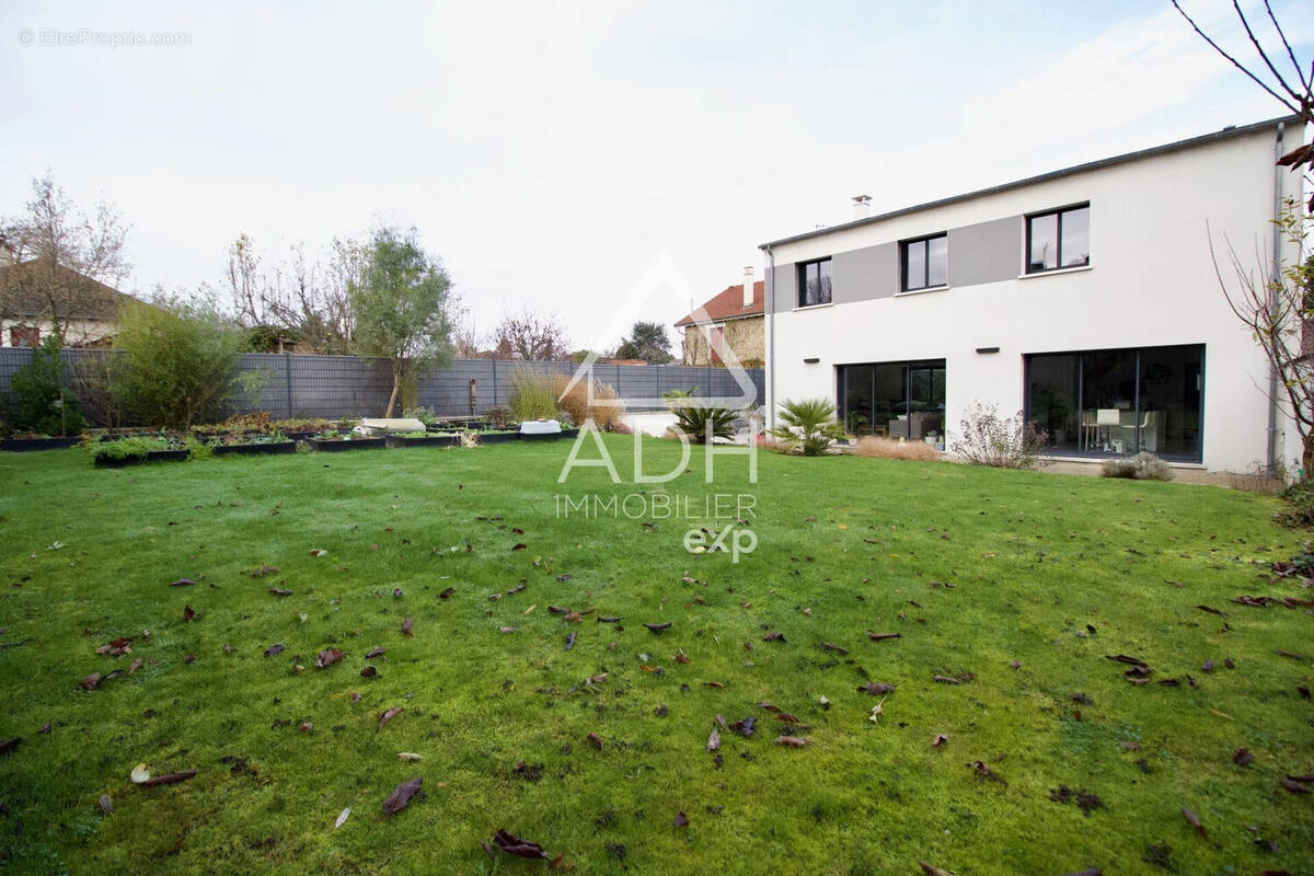 Maison à NEAUPHLE-LE-CHATEAU