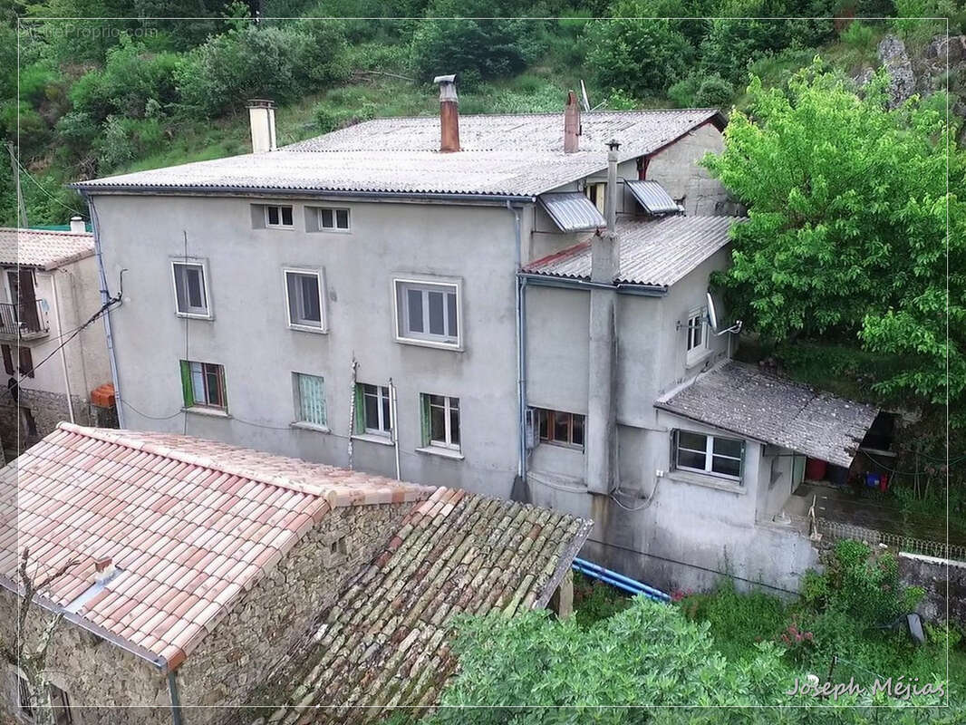 Trois logements, un vaste entrepôt et plus de 2 500 m2 de terrain : un lieu pensé pour donner vie à vos projet - photo 5