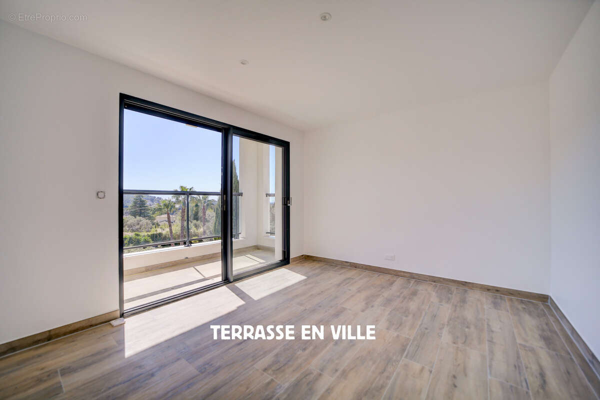 Maison à CEYRESTE