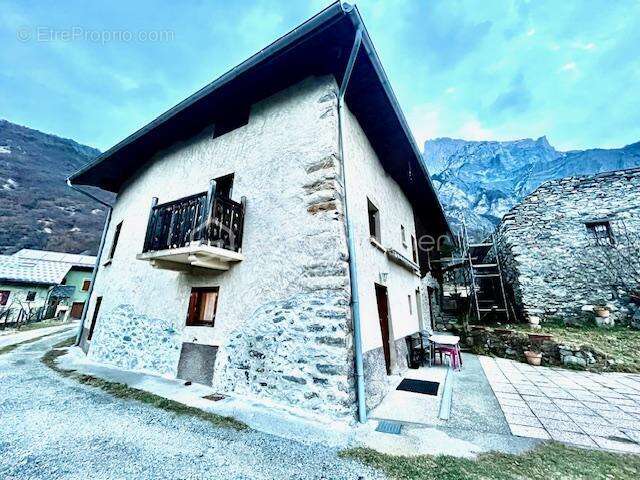 Maison à SAINT-JULIEN-MONT-DENIS