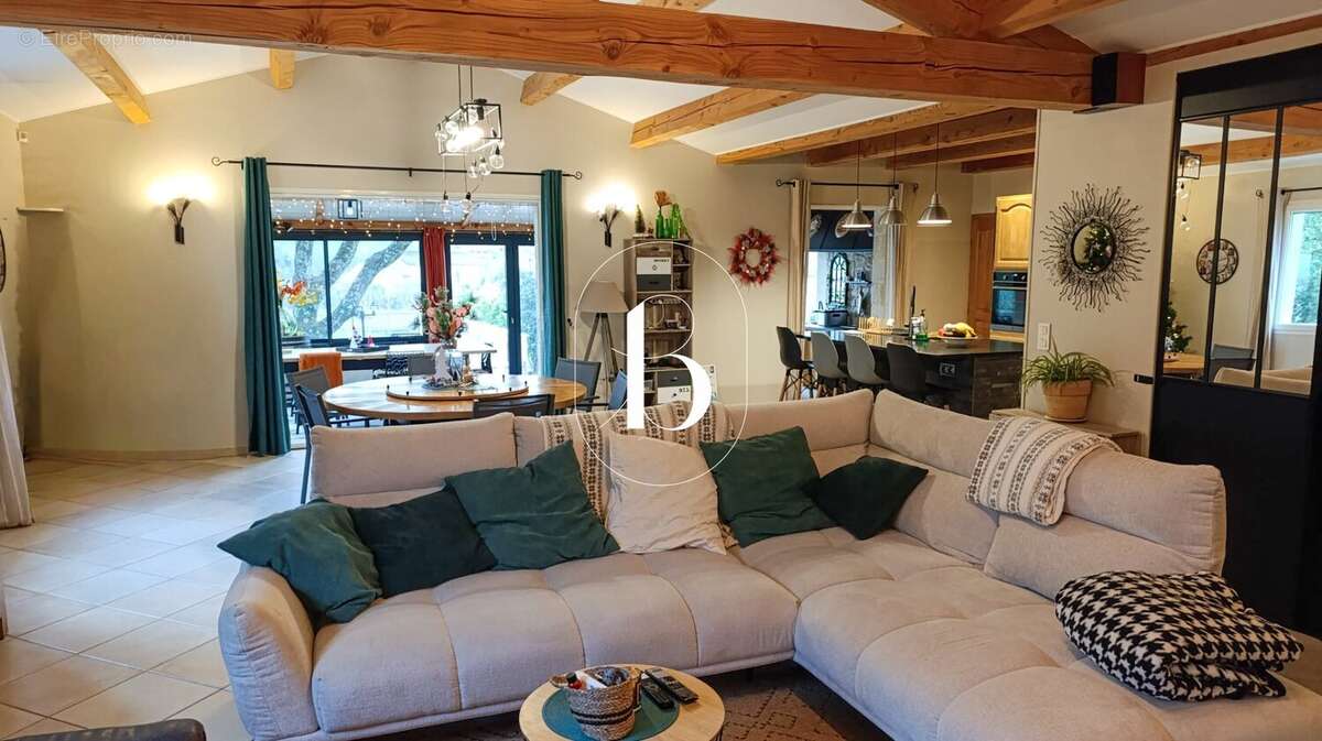 Maison à SAINT-JUST-ET-VACQUIERES