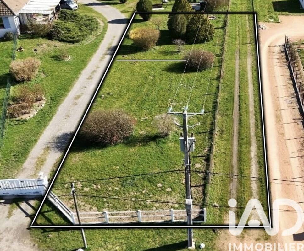 Photo 1 - Terrain à YZEURE