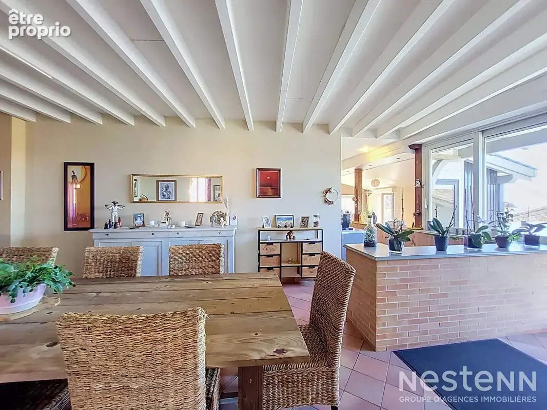 À vendre Maison de village en pierre de 216 m² avec deux appartements, cour, et garages - photo 7