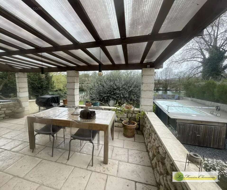 Maison à MAGNAC-SUR-TOUVRE