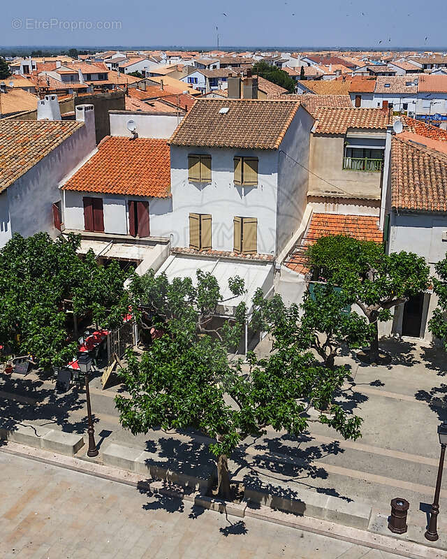 Commerce à SAINTES-MARIES-DE-LA-MER