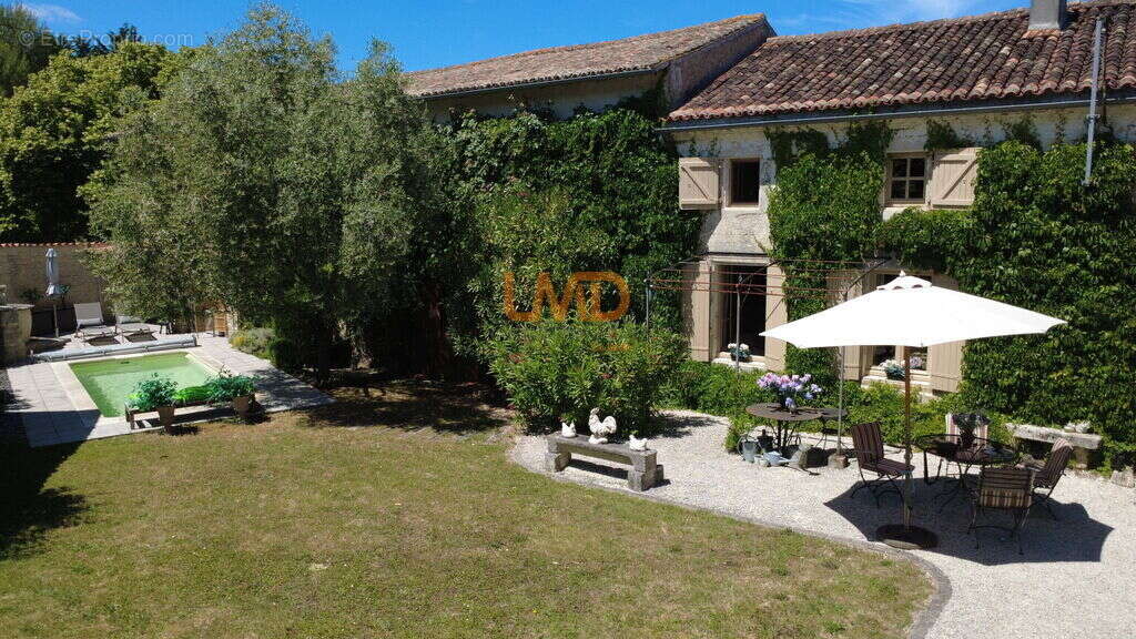 Maison de charme avec piscine et dépendances – 218 m² – (17400) - photo 16