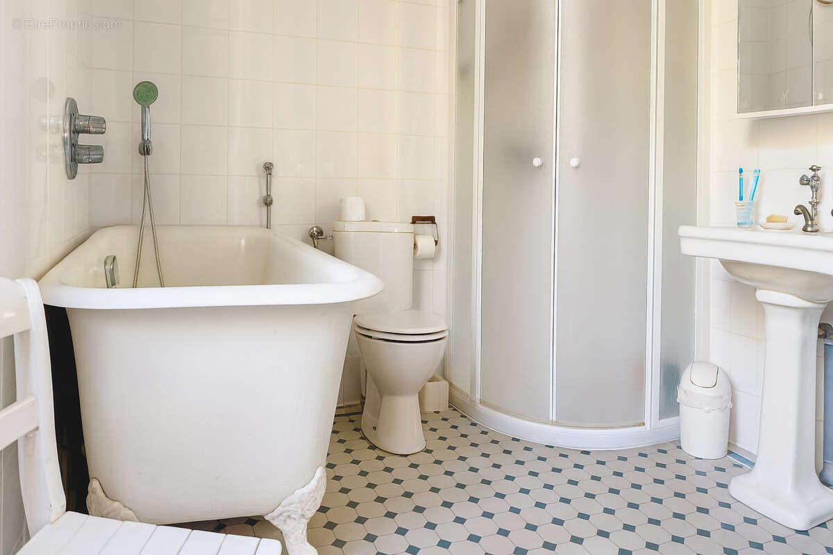 Maison à MANDRES-LES-ROSES