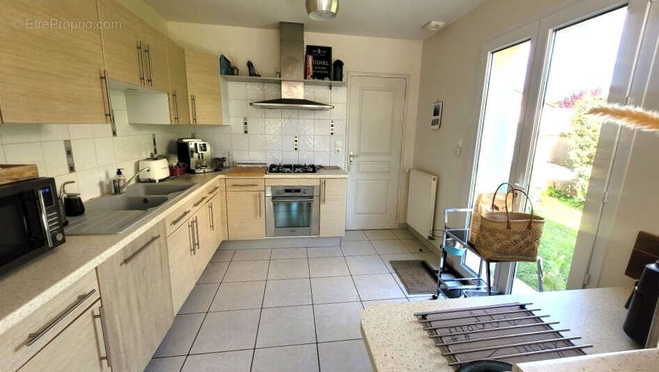 EXCLUSIVITE : hors lotissement, maison en excellent état de 5 pièces sur un terrain de 794m² - photo 2