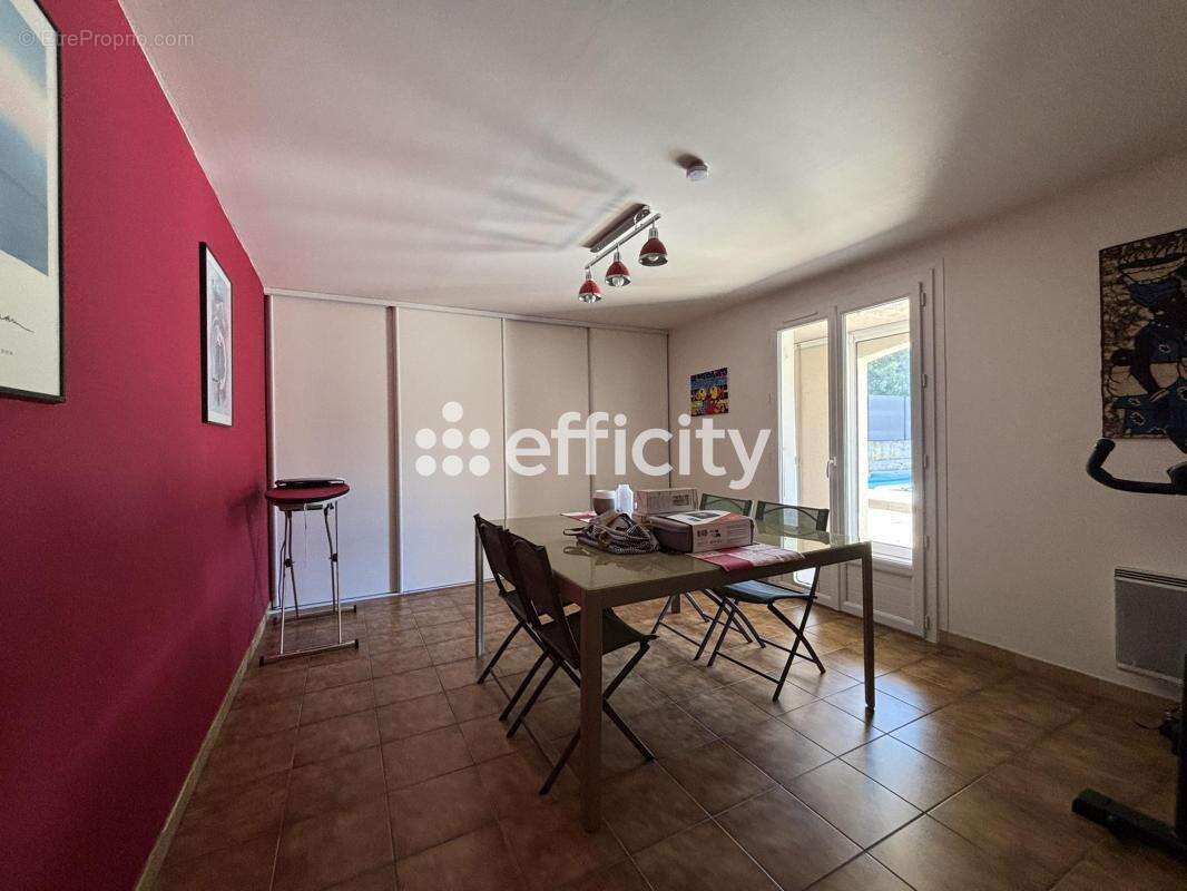 Maison à SIMIANE-COLLONGUE