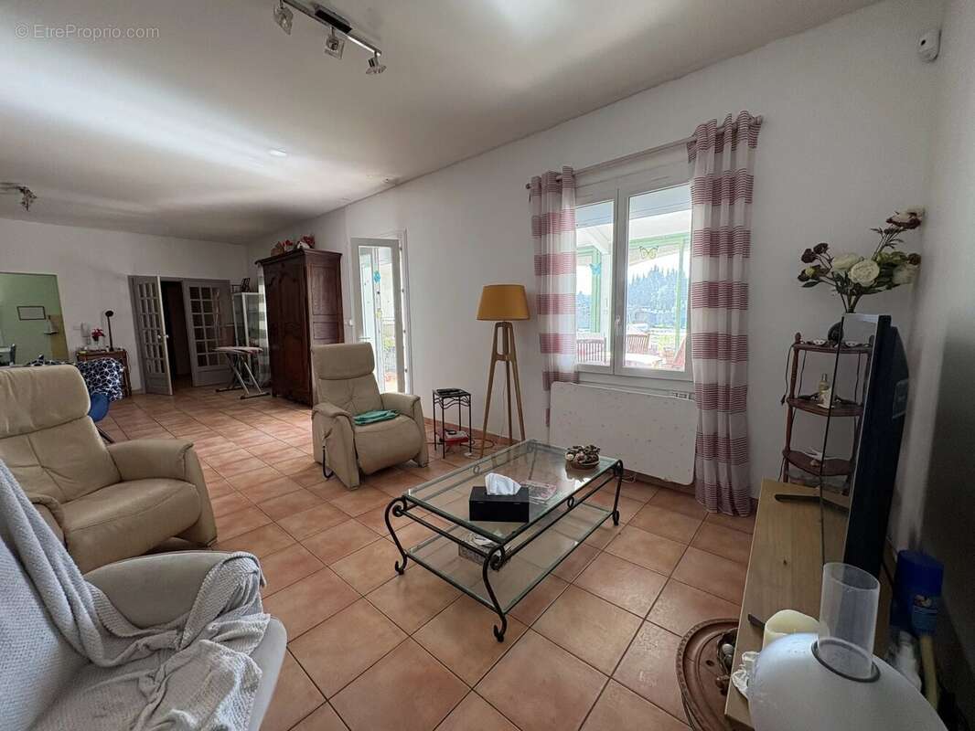 Maison à FONTVIEILLE