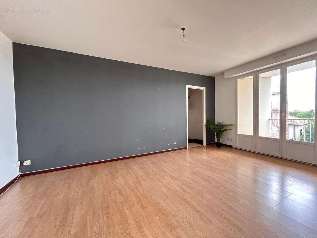  - Appartement à DECINES-CHARPIEU