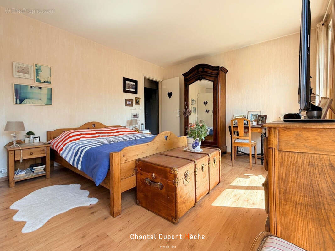 CHARTRES- Maison de ville de 141m2, terrasse, parking privé. - photo 10