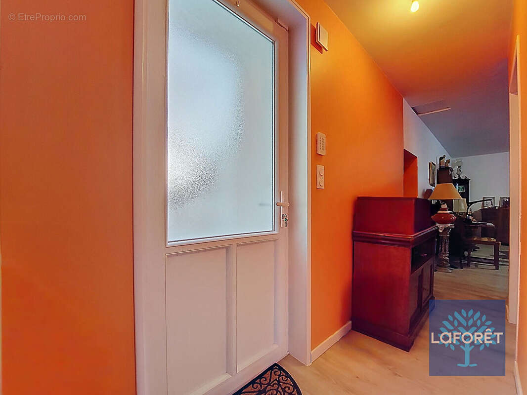Immeuble de rapport avec local commercial et appartement Centre-bourg - photo 4