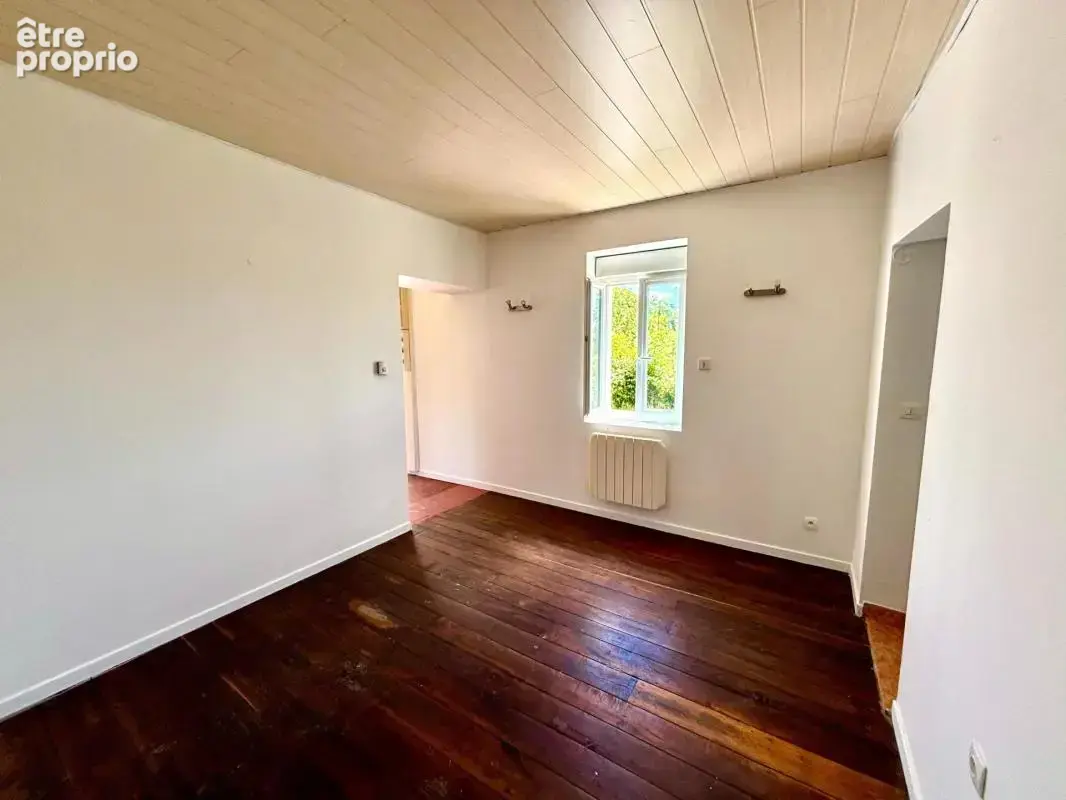 Maison de garde-barrière T3 avec jardin - Ussac - photo 5