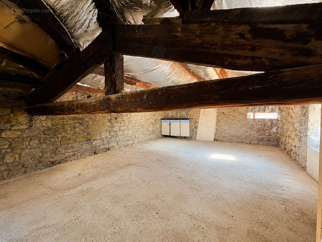 Maison de village en pierre 3 pièces d'environ 75m2 avec cave   Beau potentiel   Combles aménageables - photo 12