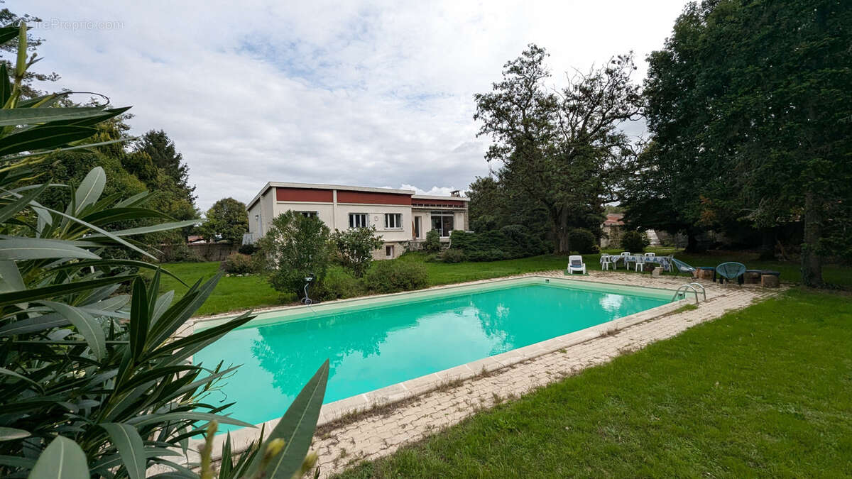 Maison à MAGNE