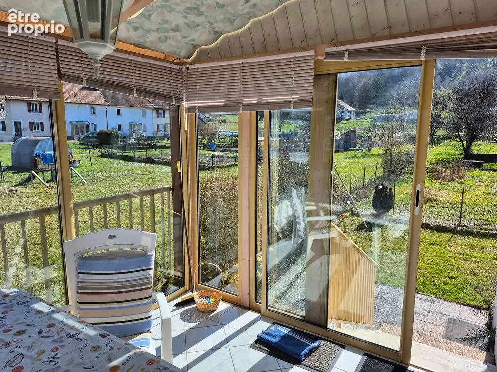 Maison  bien exposee avec un beau terrain arbore et plat. - photo 3