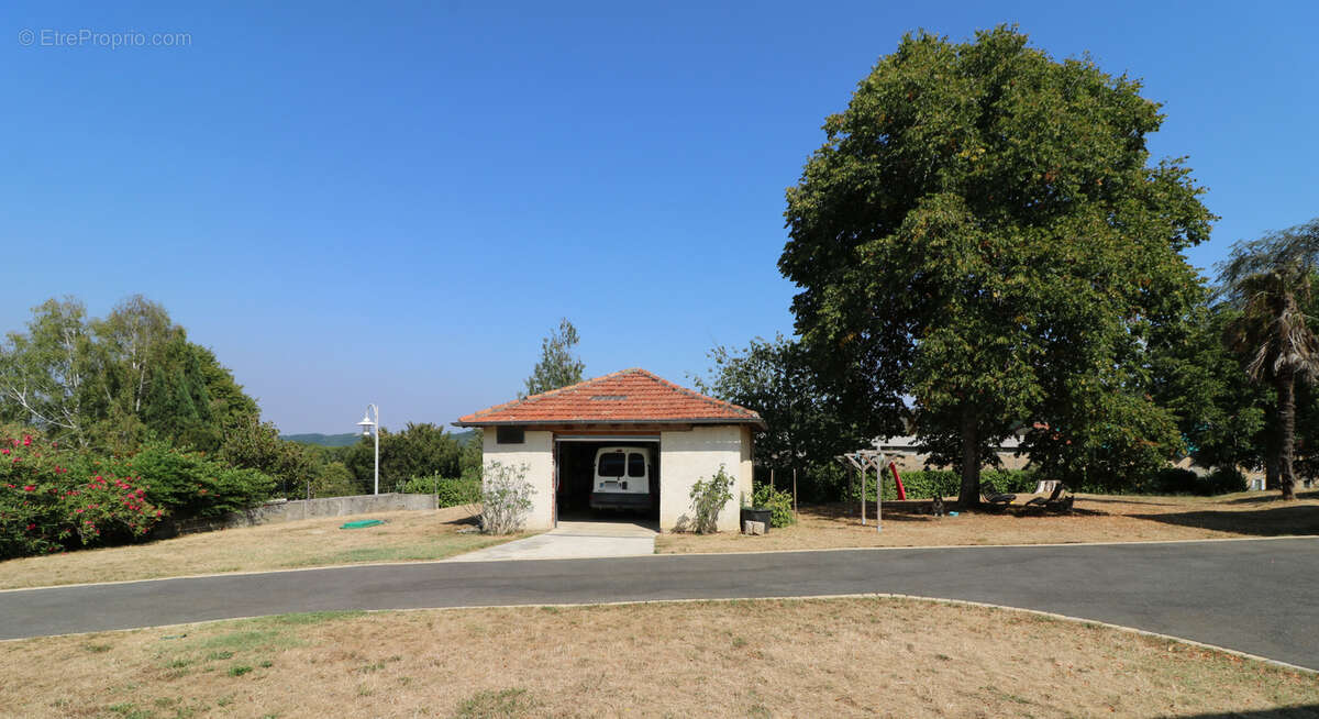 Très Belle Maison de Village entièrement rénovée sur terrain arboré, grandes dépendances, 2297m2 de terrain - photo 4