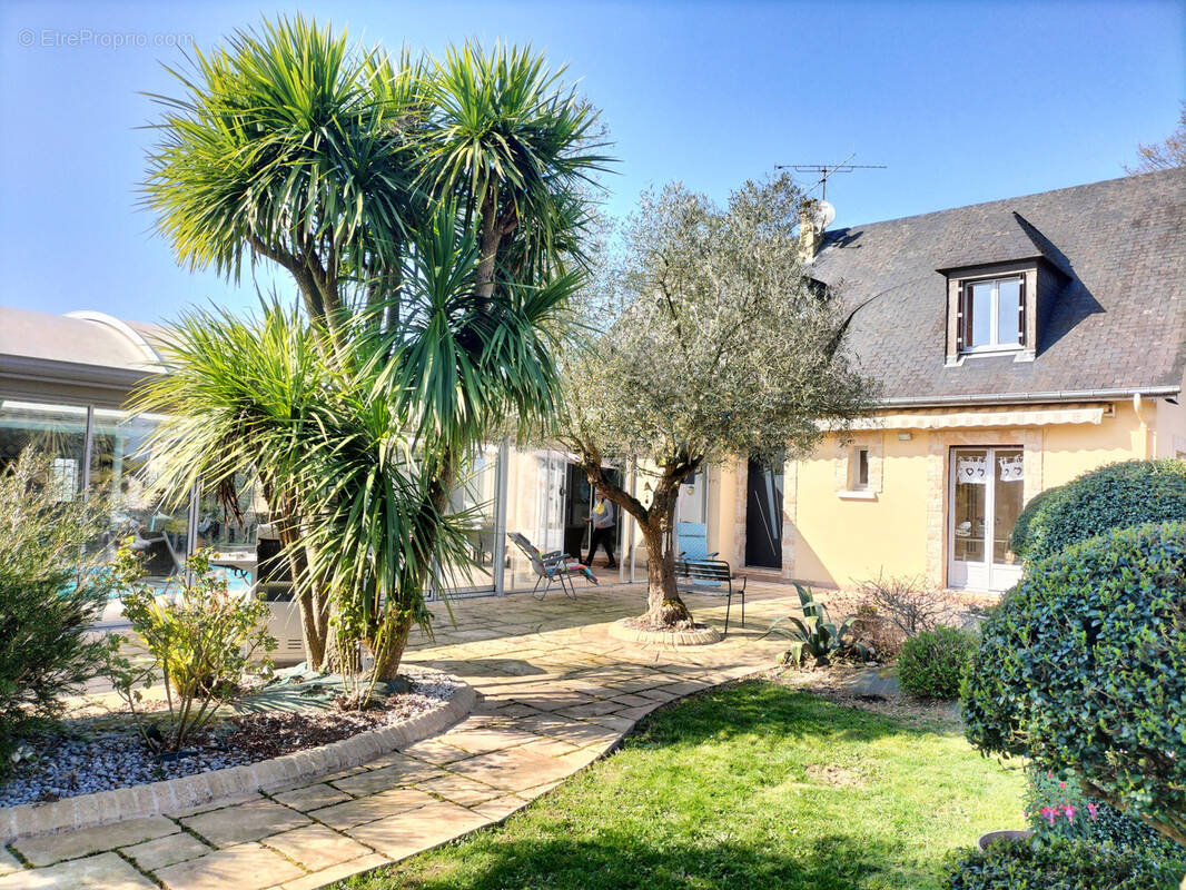 Maison à MONTSURS