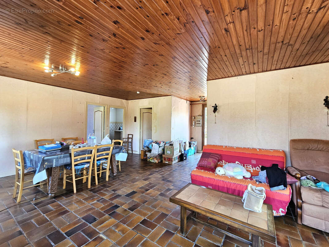 Maison - Jardin - Garage - photo 3