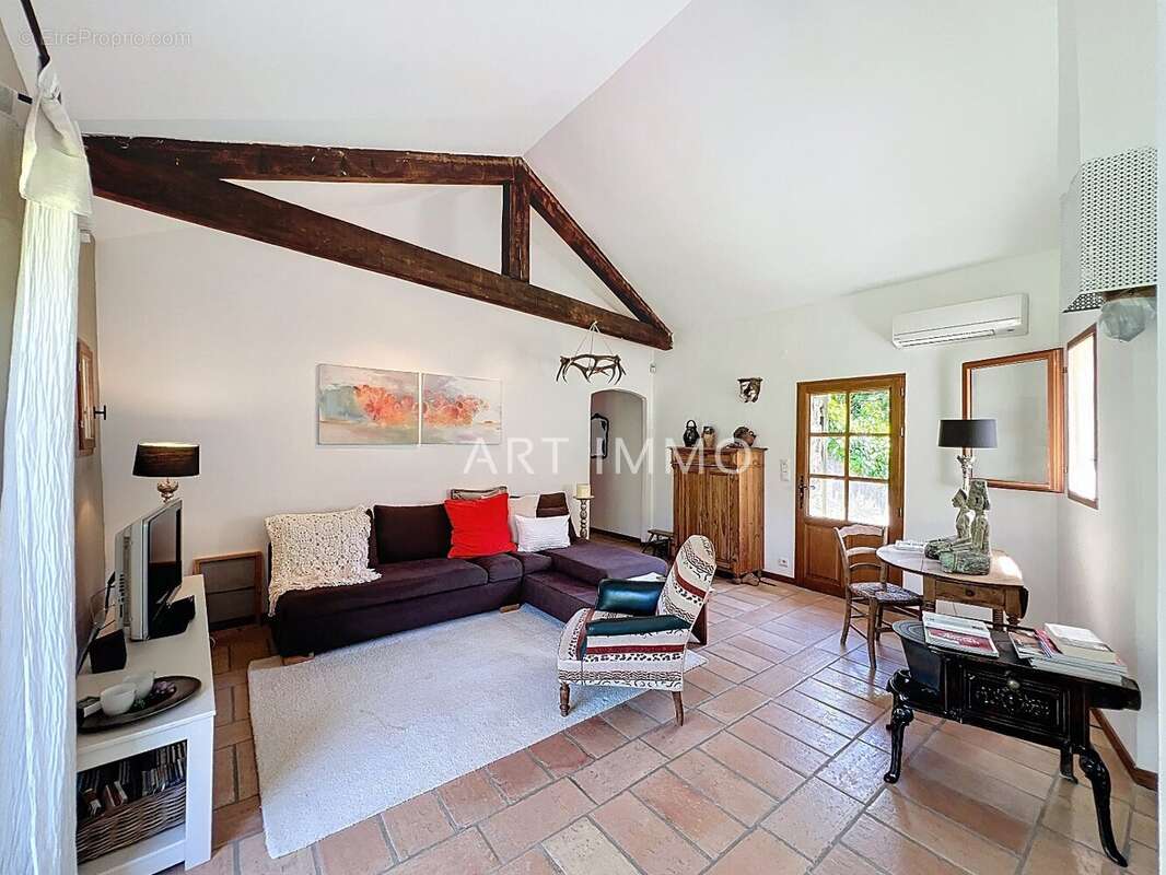 Maison de village avec piscine sur un grand terrain. - photo 7