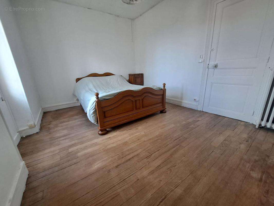 Maison en pierre et dependances + cour - photo 10