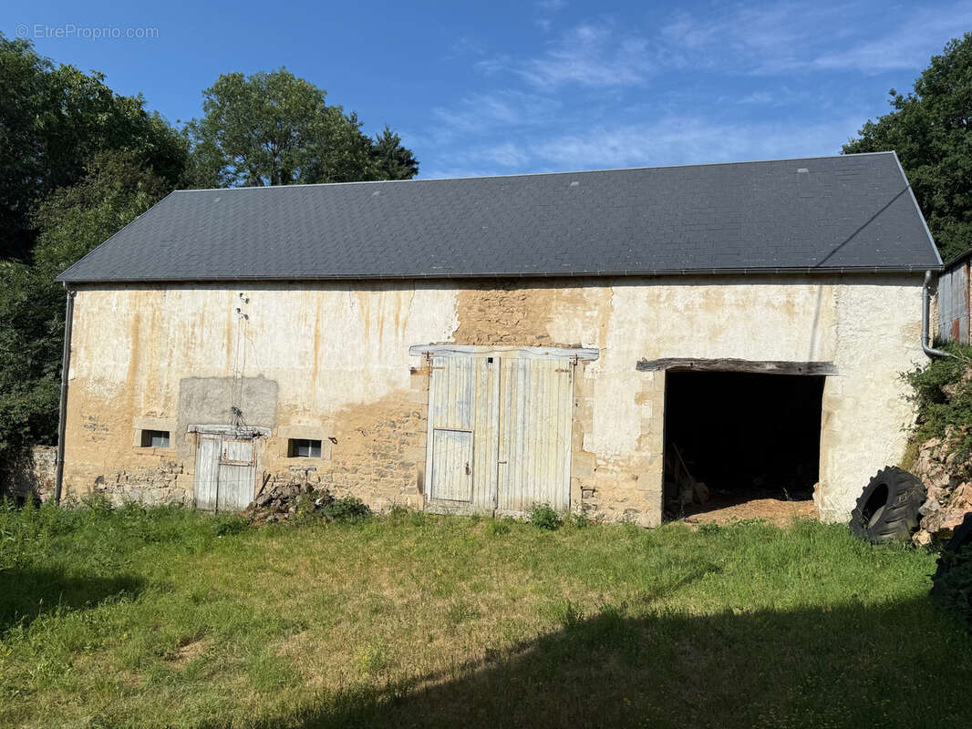 Auv 1225: Maison de caractère, grande grange, toits neufs, 1640m2 - photo 2