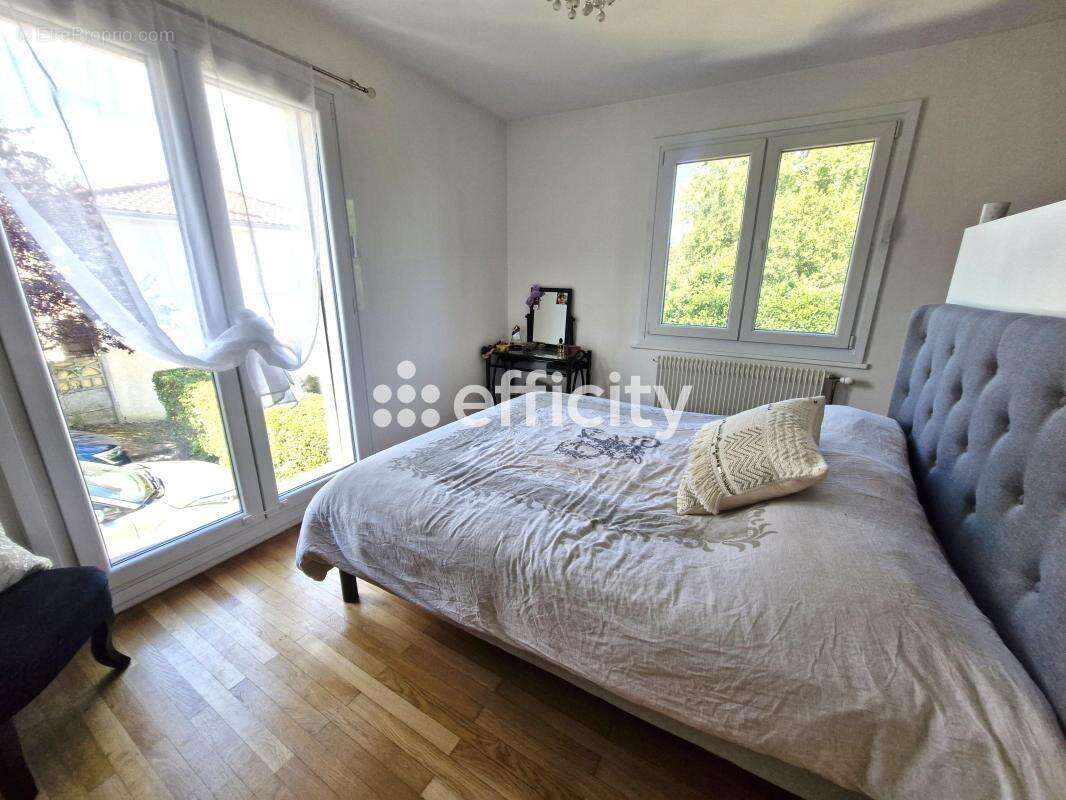 Maison 140 m² à Neuville-Sur-Saone  - photo 4
