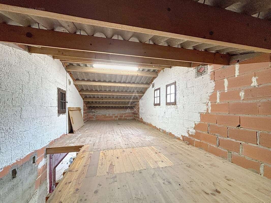 Maison à VILLENEUVE-LA-COMPTAL