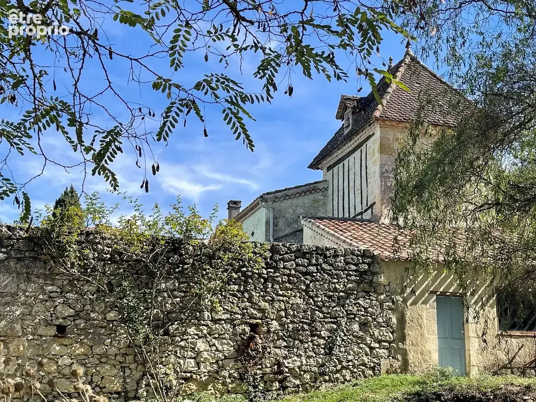 Une maison en pierres autour de sa piscine - photo 16