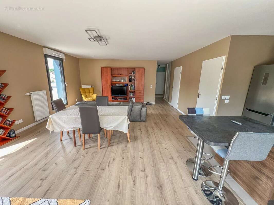 Appartement à LE MESNIL-SAINT-DENIS