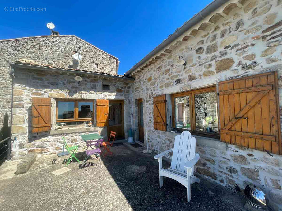 Dans un hameau typique, un ensemble immobilier de 3 maisons avec 8300 m2 de terrain et une vue splendide. - photo 4