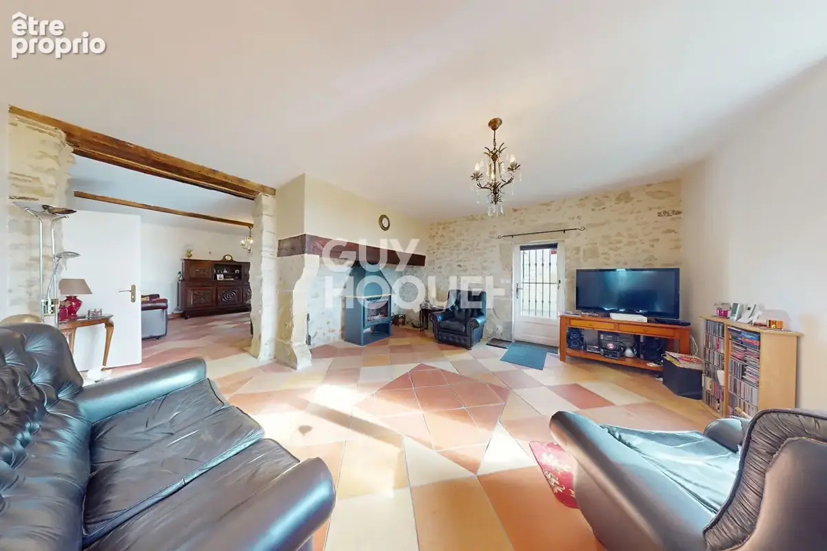 Propriété de charme en pierres apparentes de 273 m² avec dépendances et vue dominante - photo 2