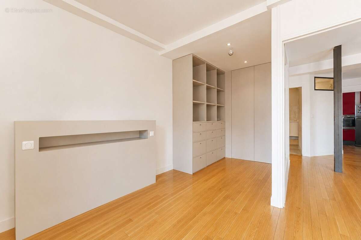 Chambre partie 2 dressing - Appartement à PARIS-11E