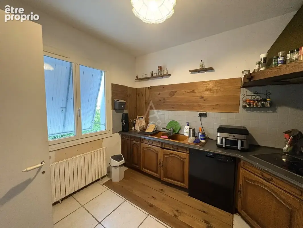 FLEAC.Belle maison familiale contemporaine de 8 pièces implantée sur un terrain de 1452 m² environ clos et arboré. - photo 4